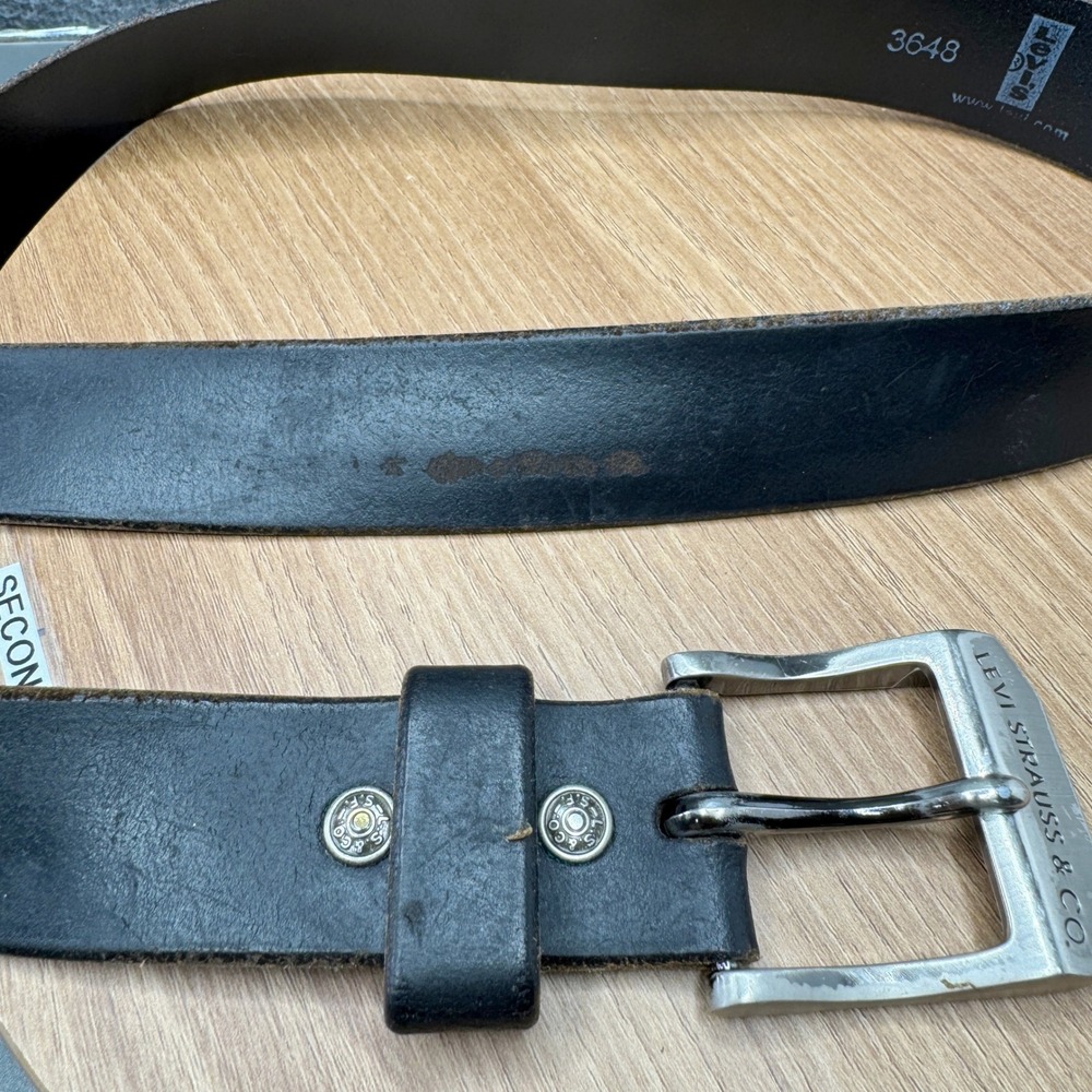 Levi Strauss Mens Italian Leather Belt Black Silver Buckle Size 40 **Well Worn** - Picture 6 of 12